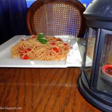 Przepis na La ricetta di Leyla, czyli spaghetti z pomidorkami koktajlowymi i tuńczykiem