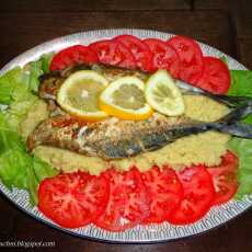 Przepis na Lekki obiad na letnie dni, czyli smażona makrela na pierzynce z kuskusu w otoczeniu pomidorów