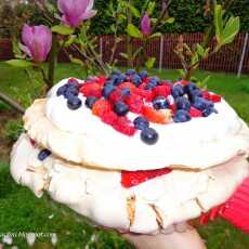 Przepis na Rozkosz dla podniebienia, czyli tort bezowy z lekkim kremem i czerwonymi owocami