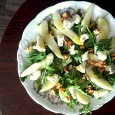 Przepis na Sałatka z rukoli, gorgonzoli z gruszką i orzechami