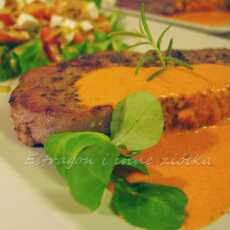 Przepis na Stek z sosem paprykowym i sałatka z roszponki