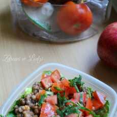Przepis na Sałatka z pomidorem i soczewicą - wersja lunchbox