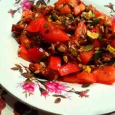 Przepis na Sałatka z suszonymi pomidorami i dużą ilością prażonych pestek