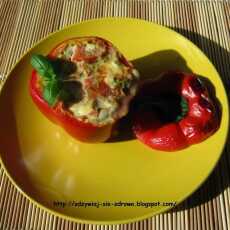 Przepis na Papryka zapiekana z serkiem wiejskim, mozzarellą i pomidorem