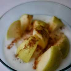 Przepis na Proste i pyszne śniadanie - jabłko z cynamonem, miodem i jogurtem