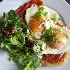 Przepis na Jajka na szynce prosciutto - weekendowe śniadanko