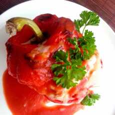 Przepis na Papryki faszerowane ryżem i mięsem mielonym z sosem pomidorowym
