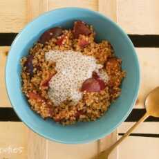 Przepis na QUINOA with PLUMS & SPICES topped with CHIA JAM