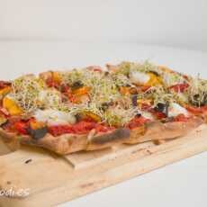 Przepis na SPELT PIZZA with ROASTED VEGETABLES & SPROUTS
