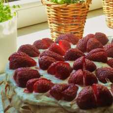 Przepis na Tort bezowy z truskawkami