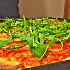 Przepis na Włoska pizza z szynką parmeńską i rukolą