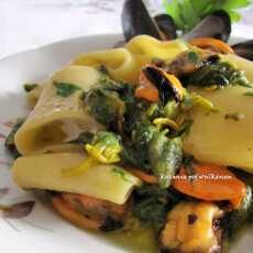 Przepis na Paccheri, ciurilli (fiori di zucca) e cozze, czyli makaron paccheri z kwiatami dyni i mulami