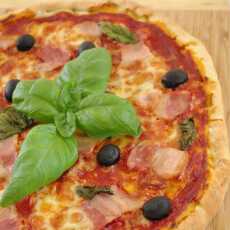 Przepis na Pizza z boczkiem, mozzarellą i oliwkami