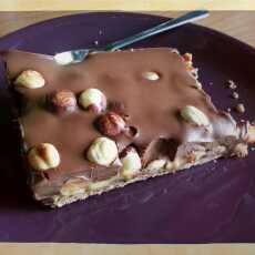 Przepis na Tarta czekoladowo-orzechowa, czyli szybka i prosta porcja czekoladowej słodyczy.