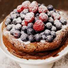 Przepis na Czekoladowe ciasto truflowe bez mąki z owocami