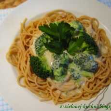 Przepis na Pełnoziarniste spaghetti z sosem brokułowo-serowym