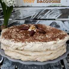 Przepis na Tort Dacquoise z orzechami włoskimi i daktylami