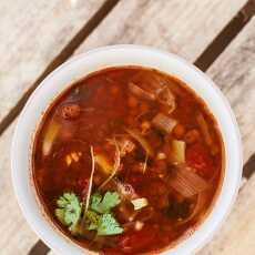 Przepis na Armatyczna zupa z soczewicą, pomidorami i kolendrą