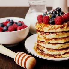 Przepis na Pancakes na mącę kokosowej z miodem i owocami