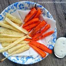 Przepis na Frytki z marchewki i pietruszki z dipem bazyliowym