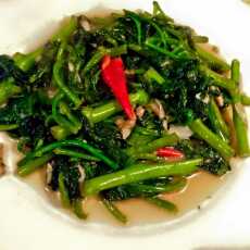 Przepis na Szpinak cejloński stir fry , krótko smażony po tajsku. Stir fry ceylon spinach.