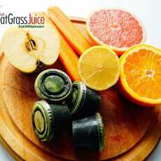 Przepis na Pomarańcza + grapefruit + sok z trawy pszenicznej + cytryna + marchewka + jabłko