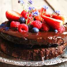Przepis na Ciasto czekoladowe z malinami i borówkami 