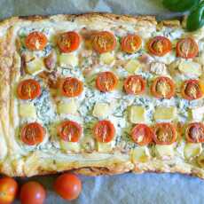 Przepis na Szybka tarta z pomidorami i serem camembert