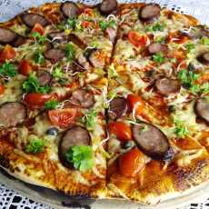 Przepis na Pizza z kiełbasą wędzoną na grillu