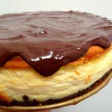 Przepis na Sernik waniliowy z polewą czekoladową na ciasteczkowym spodzie
