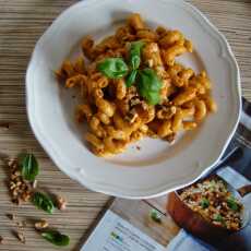 Przepis na Pesto z pieczonej papryki i orzechów włoskich z makaronem