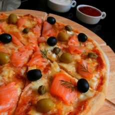 Przepis na Domowa Pizza z Trzema Serami i Wędzonym Łososiem