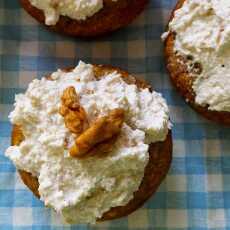 Przepis na Śniadaniowe owsiane muffiny z orzechami i twarożkiem