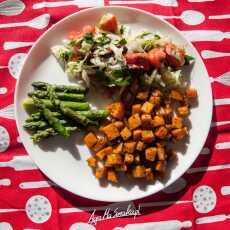 Przepis na Pieczone bataty z sałatką i szparagami czyli szybki, roślinny obiad 