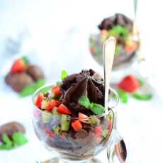 Przepis na Deser z lodami Carte d'Or Chocolate Brownie, ciasteczkami i owocową salsą z miętą 