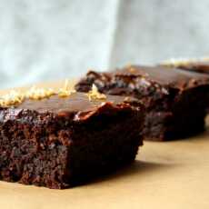 Przepis na Odjechane brownie z ciecierzycy. Bez glutenu. Słodzone daktylami i melasą karobową. 