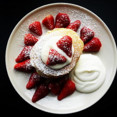 Przepis na Pyszne pancakes z truskawkami i śmietaną