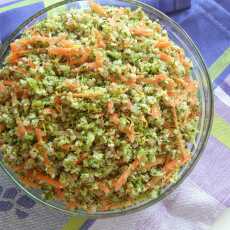 Przepis na Sałatka z surowym brokułem, niepaloną kaszą gryczaną i marchewką