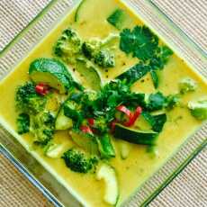 Przepis na Lekka zupa tajska z cukinią i brokułem w 15 minut