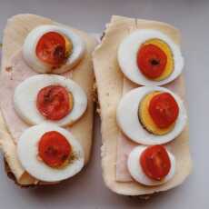 Przepis na #215 Bułka wieloziarnista + jajka ,ser,pomidorek i pierś z kurczaka gotowana
