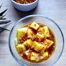 Przepis na Jogurt z płatkami z ananasem, syropem klonowym i kokosową granolą