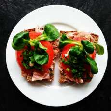 Przepis na Kanapka z tuńczykiem, pomidorem, sałatą i szczypiorkiem