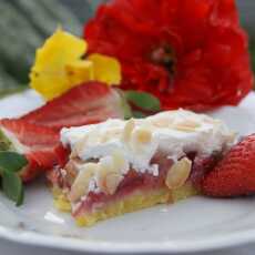 Przepis na Kruche ciasto z rabarbarem, truskawkami, konfiturą malinową i bezą