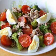 Przepis na Pracowa sałatka makaronowa z tuńczykiem, brokułem i pomidorkami