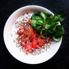 Przepis na Serek z pomidorami, sałatką, słonecznikiem i przyprawami