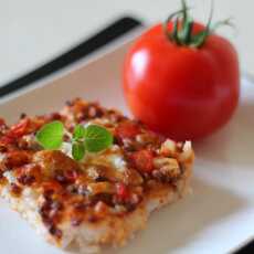 Przepis na Ryż zapiekany w sosie pomidorowym z soczewicą i serem.