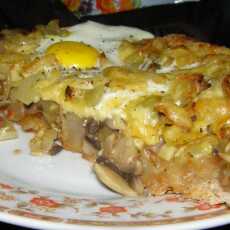 Przepis na Domowa żytnio-pszenna pizza z pieczarkami.czosnkiem,cebulą,serem,jajkiem i z sosem chilli...