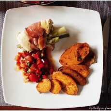 Przepis na Szparagi zawinięte w piersi kurczaka i szynkę szwarcwaldzką z pieczonymi batatmi i sosem salsa 