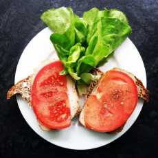 Przepis na Kanapka z mięsem pieczonym, pomidorem i sałatą