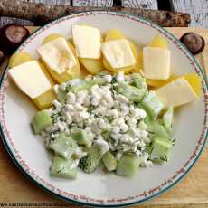 Przepis na Ziemniaki z masłem i serkiem wiejskim z ogórkiem (kartofli po wileńsku)